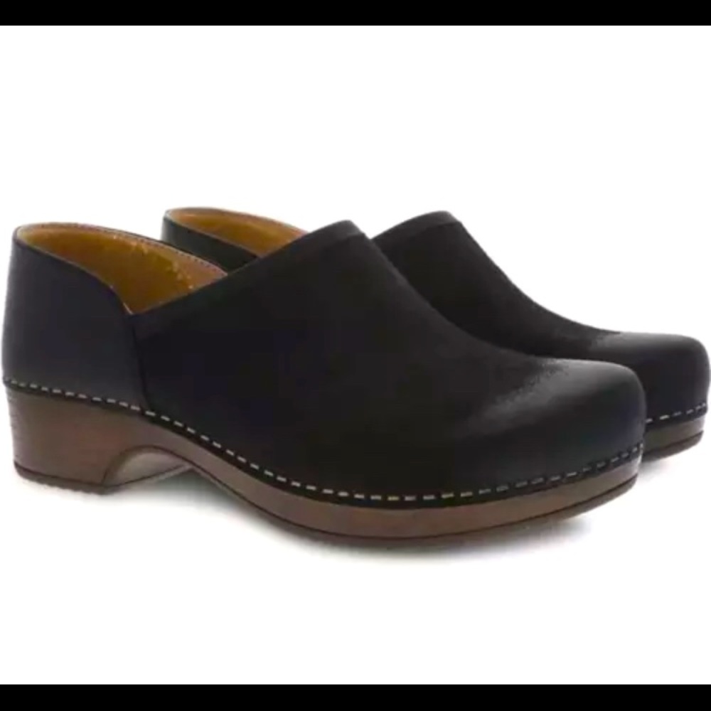 Beautiful NEW Dansko Brenna clogs, black, size 40